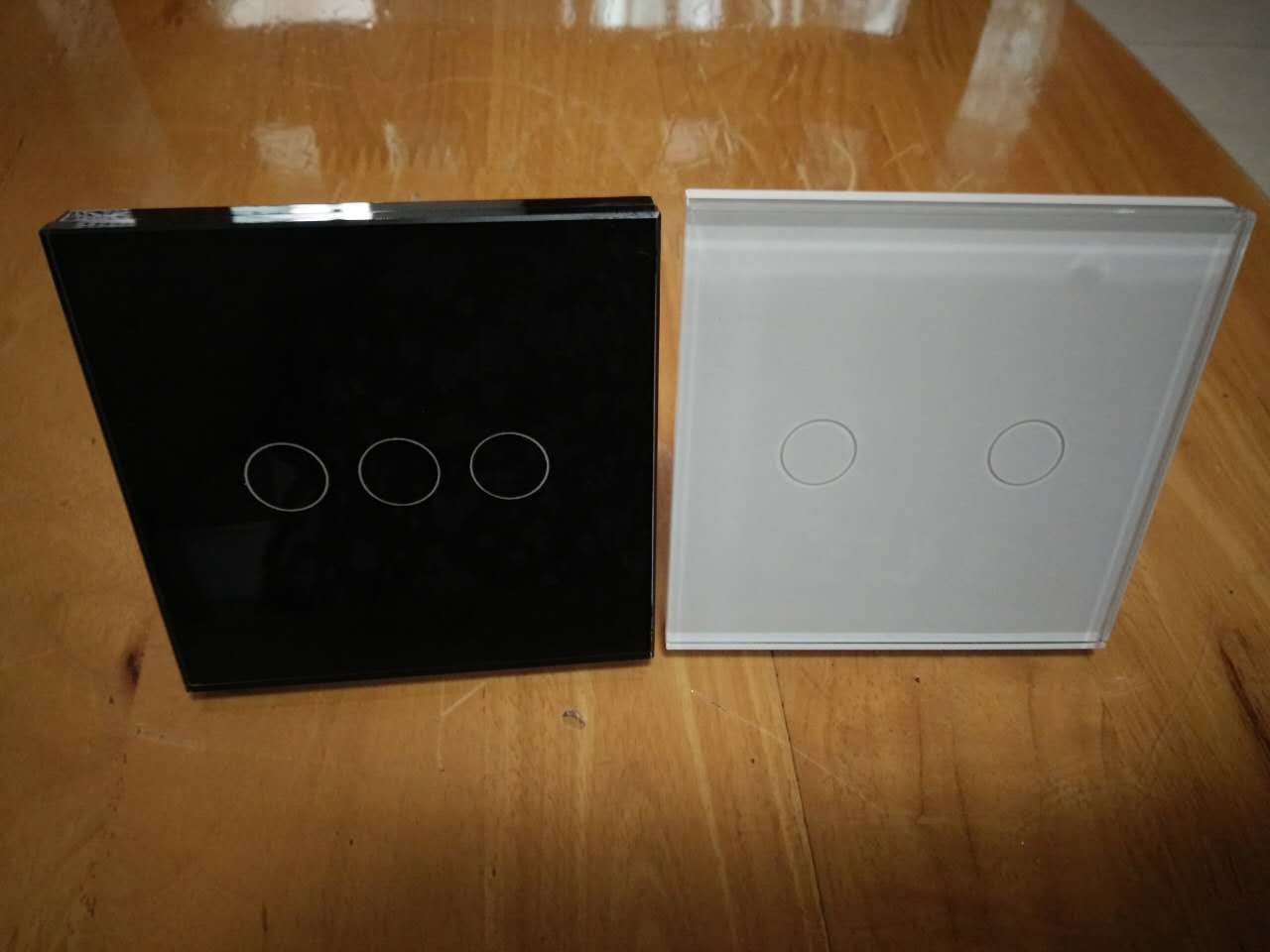 wifi-switches black or white